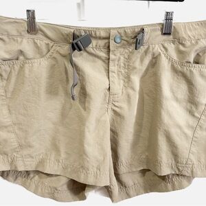 Columbia Omni-Shade Omni Wick Khaki Hiking Shorts. Size Medium with Nylon Belt.